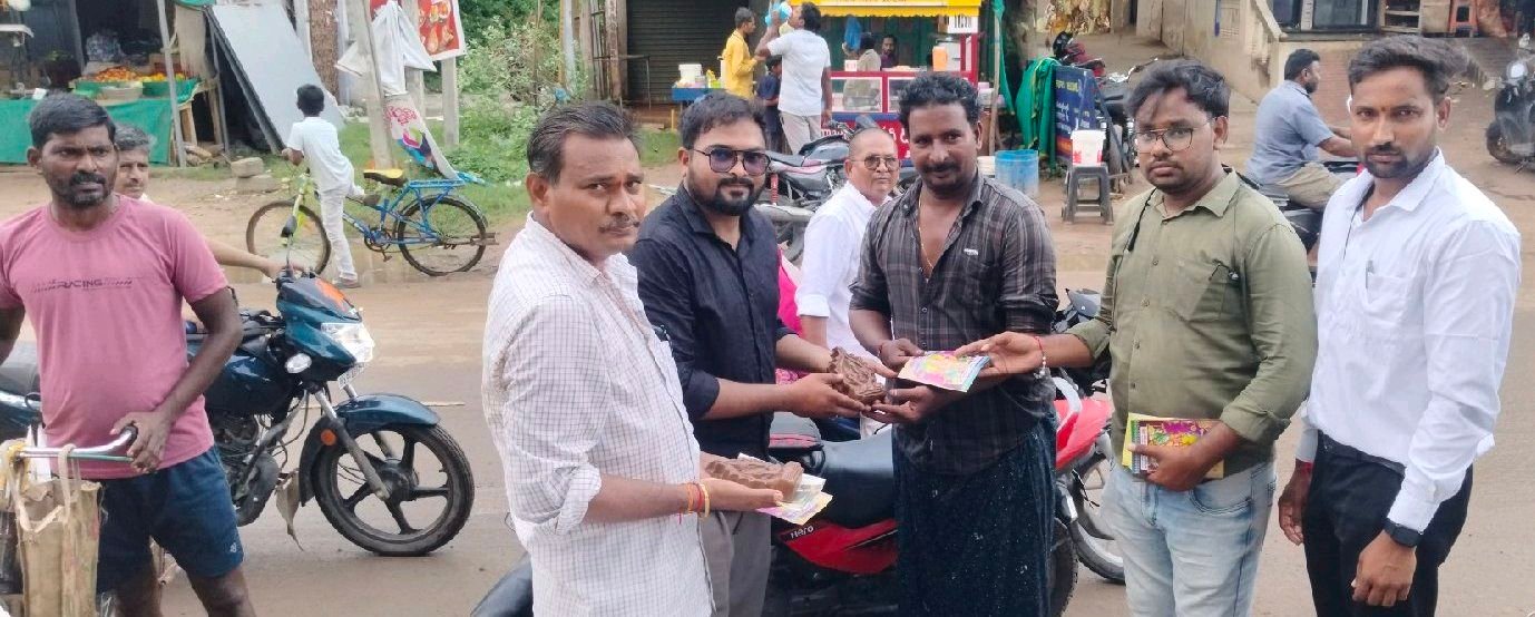 మట్టి వినాయక విగ్రహాలు పంపిణి చేసిన GK సోసైటీ బ్యాంక్