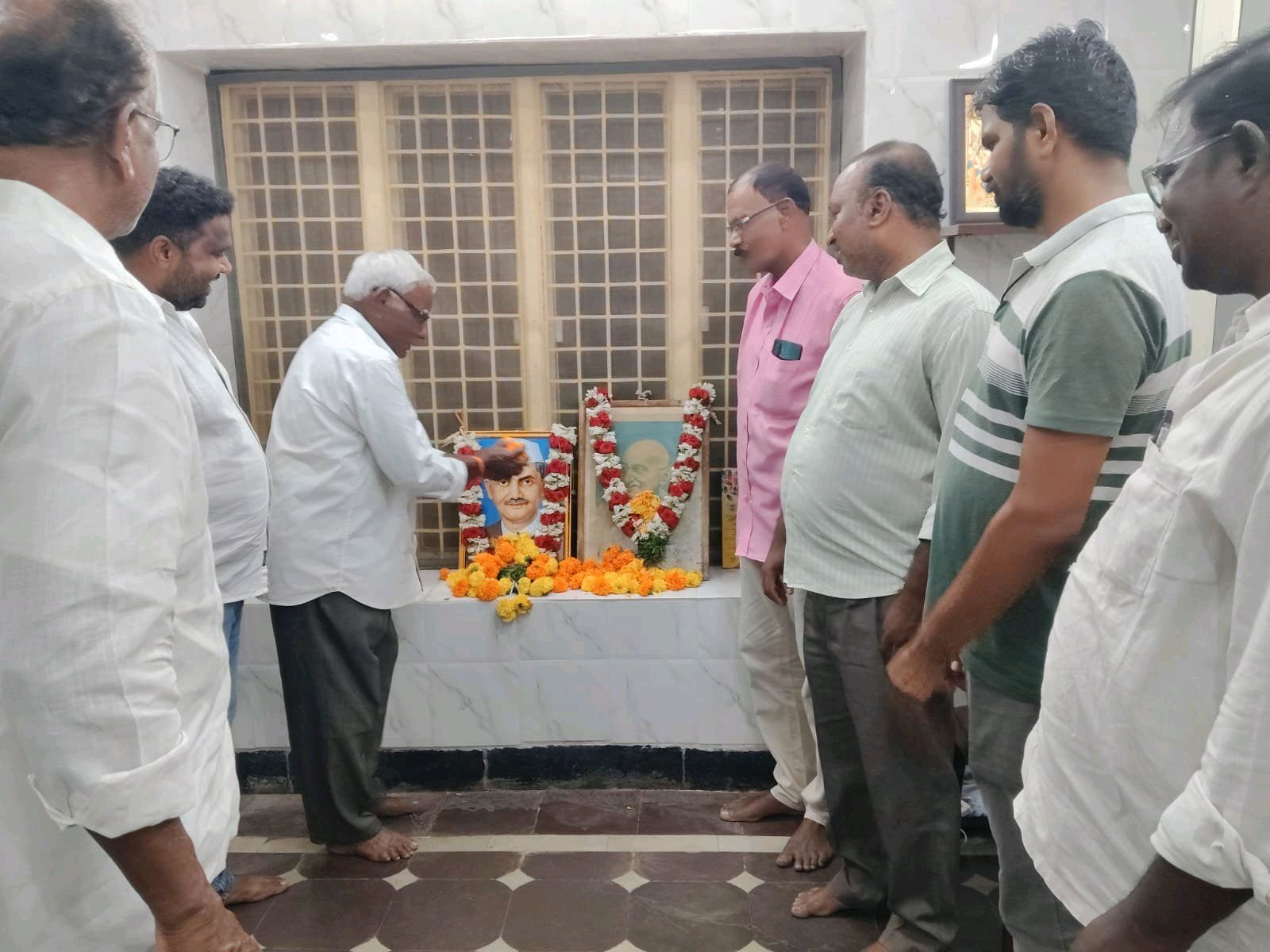 మహాత్మాగాంధీ, లాల్ బహుదూర్ శాస్త్రికి ఘన నివాళులు