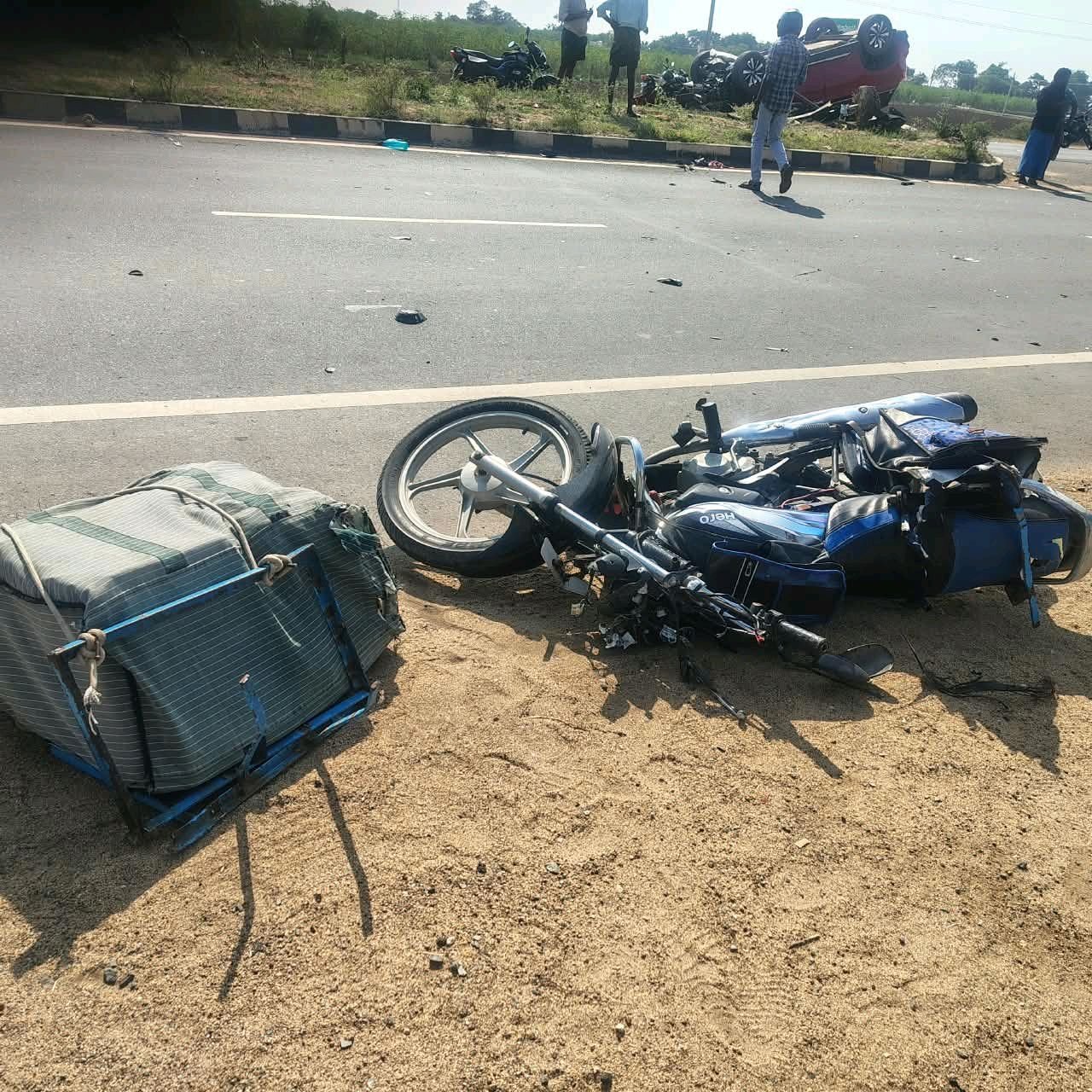 తాడపత్రి-ముద్దనూరు హైవేలో రోడ్డు ప్రమాదం