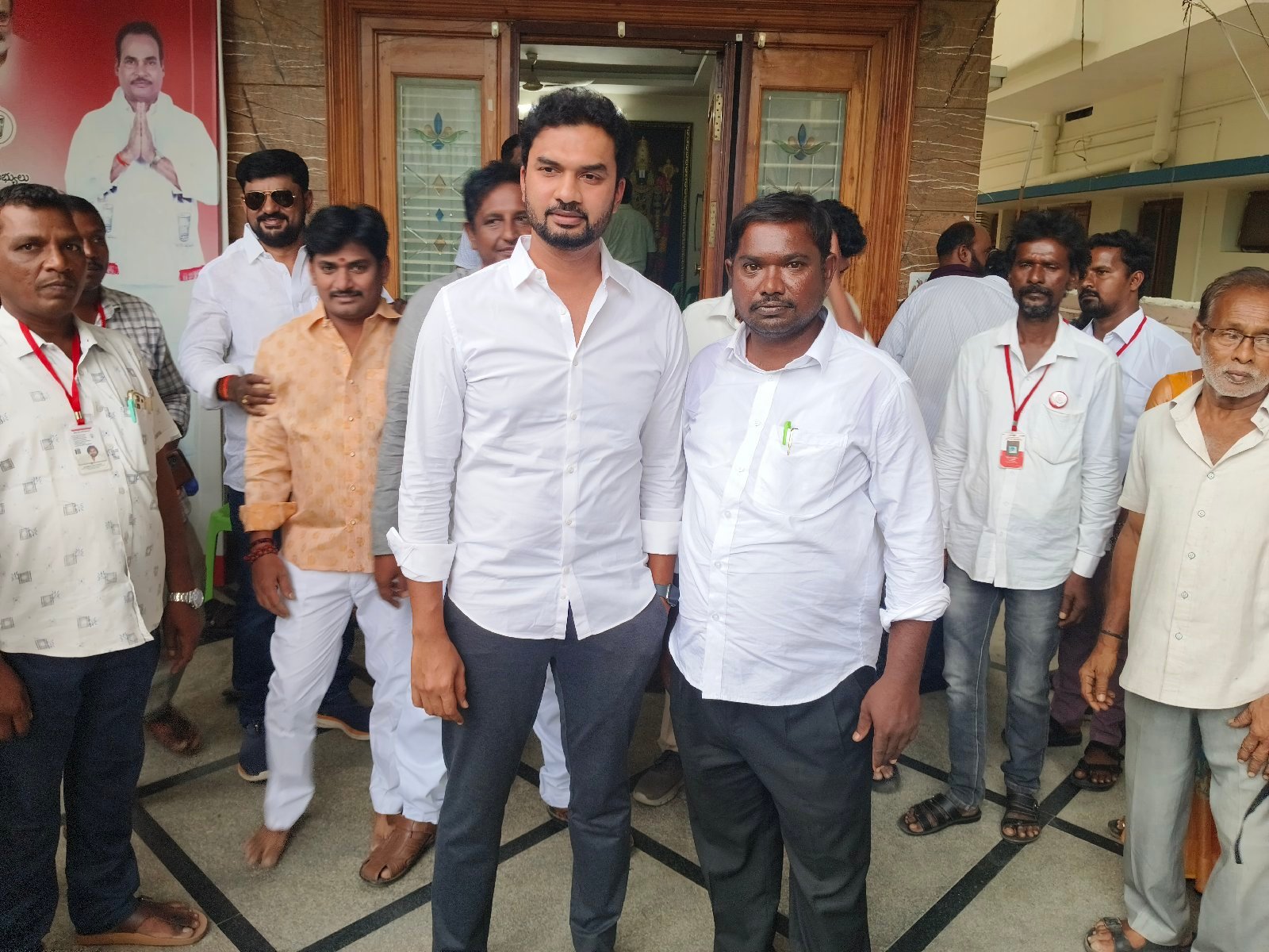 తిరుపతి ఎం ఎల్ ఏ తనయుడు ఆరణి మధన్ కలిసిన జనసేన నేతలు