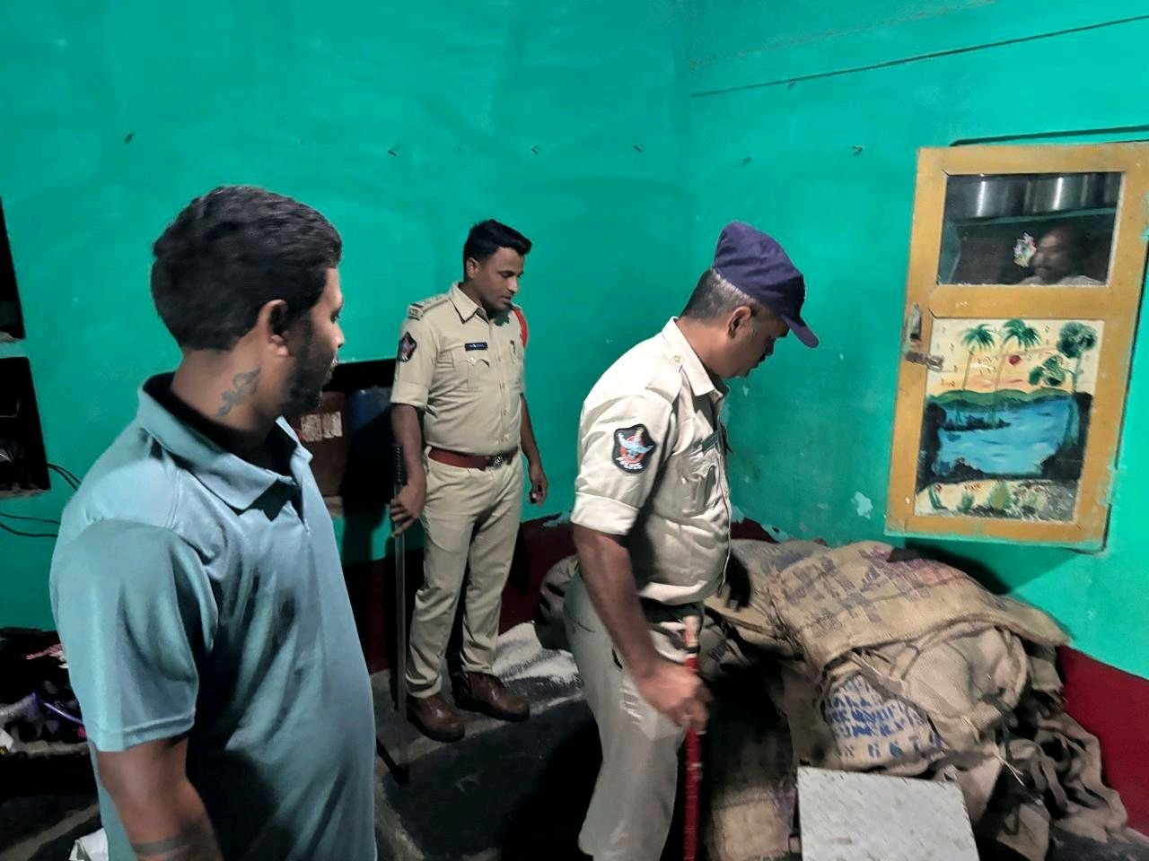 కొండాపురం మండలం ఏటూరు పోలీసులు సోదాలు