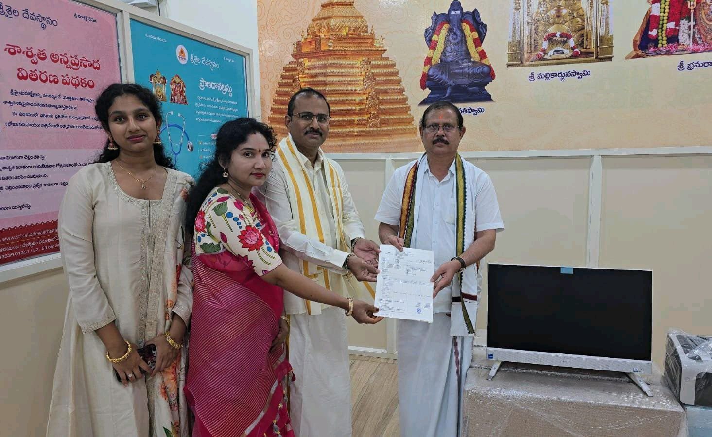 శ్రీశైలదేవస్థానానికి కంప్యూటర్లు విరాళం