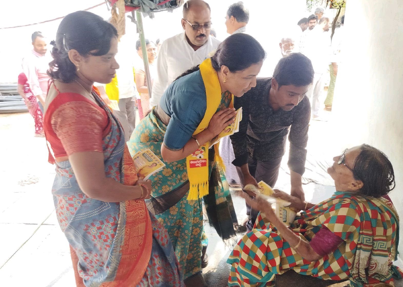సిగనపల్లిలో ఎంపీటీసీ అభ్యర్థి తమటం సుజాతమ్మ ప్రచారం
