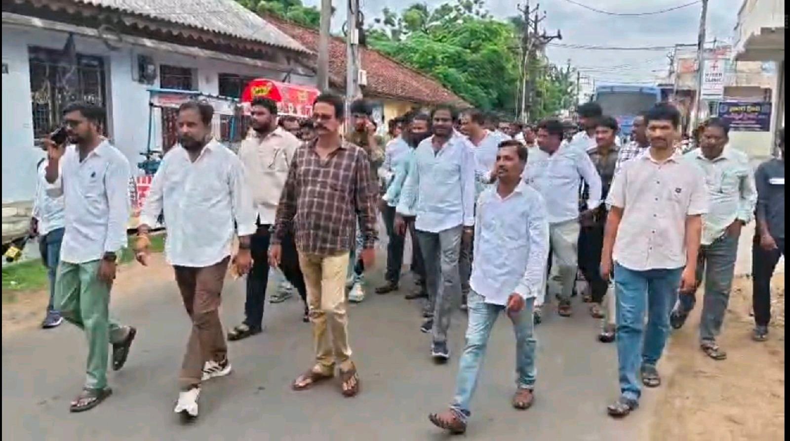 మచిలీపట్నంలో ఉద్రిక్తత..!