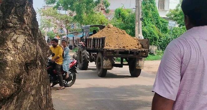 బంటుమిల్లిలో అనధికార మట్టి తొలకాల వల్ల ట్రాఫిక్ సమస్య