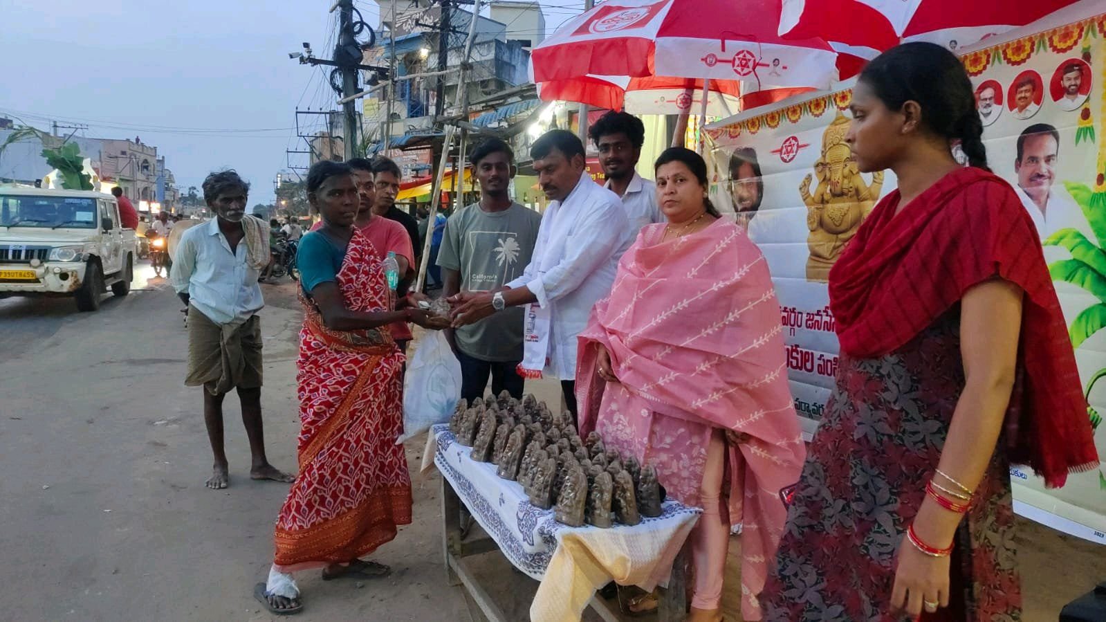 సురేష్ ఆధ్వర్యంలోమట్టి వినాయక ప్రతిమల పంపిణీ