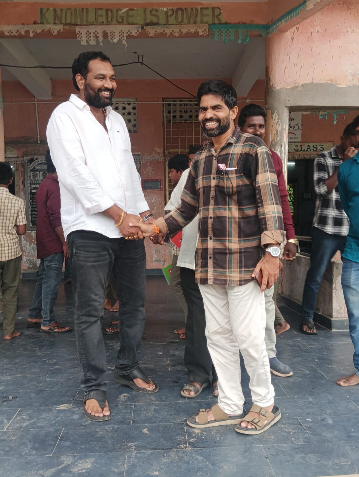 అల్లూరు విద్యార్థులకు పుస్తకాలు పంపిణి చేసిన JSP AN babu