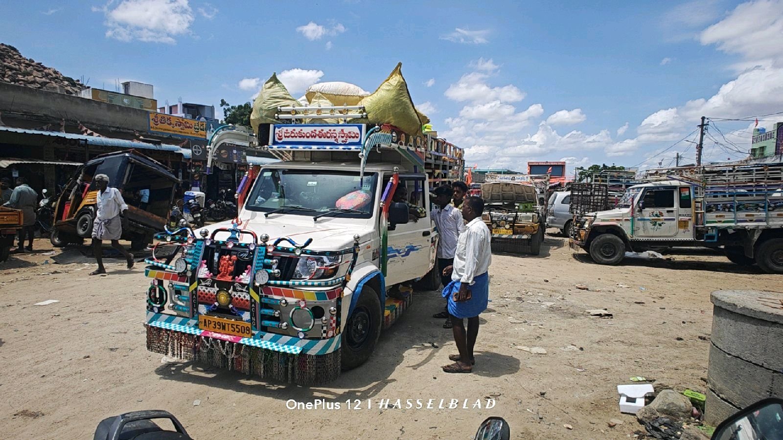 ఆకలి కేకలు.. వలస బాటలు: ఊరు విడిచి వెళ్తున్న కూలీలు