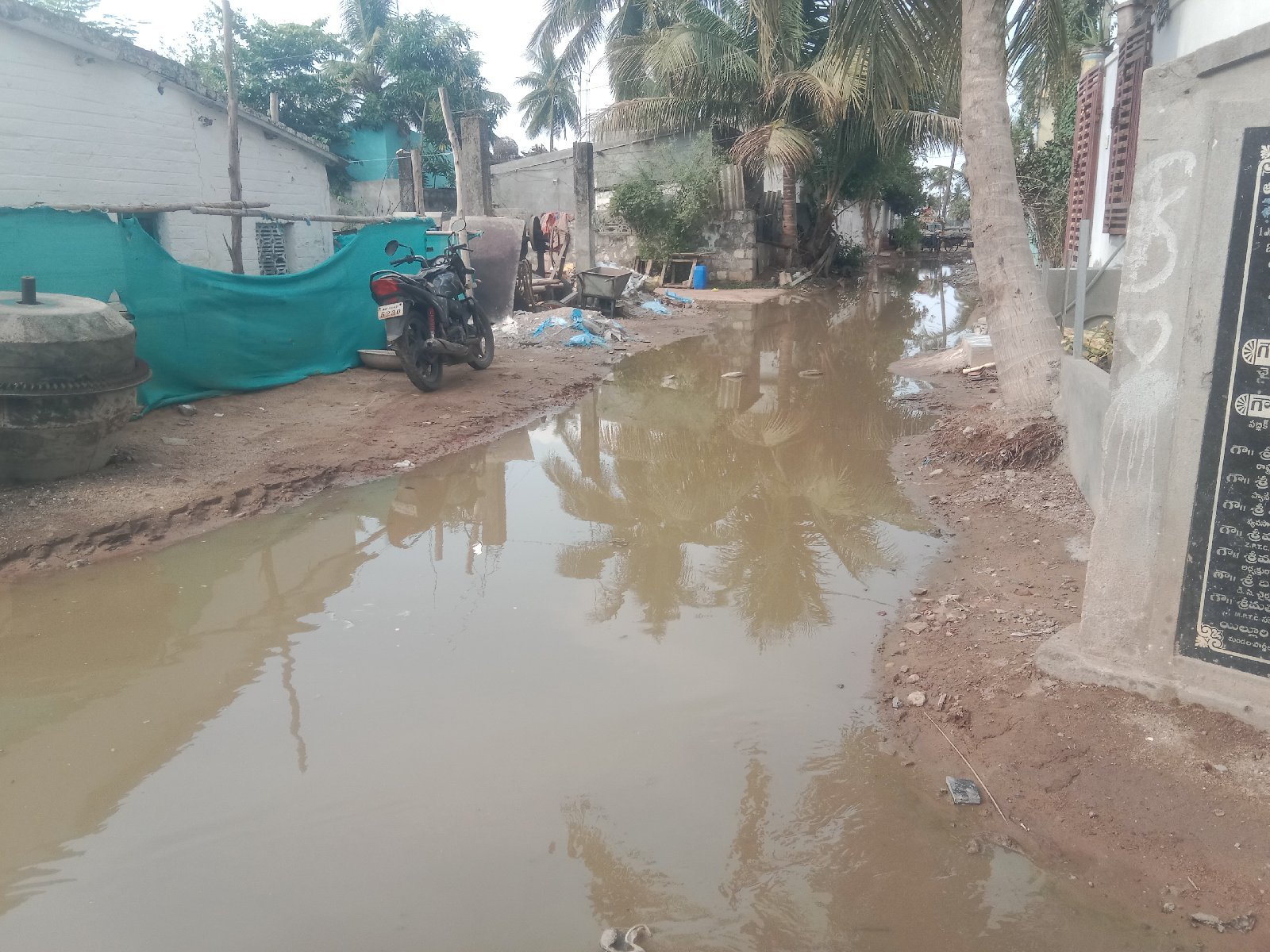 నేల రోజులుగా మురుగు నీటిలో గణేష్ కాలనీ.....