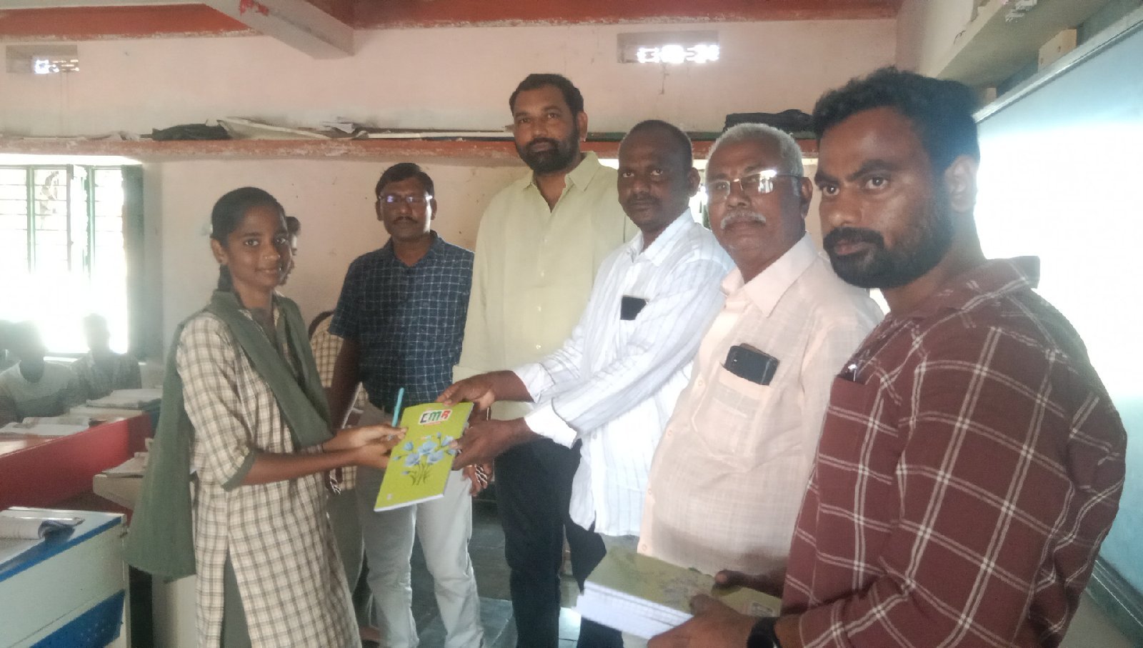 విద్యార్థులకు పుస్తకాలు పెన్నులు పంపిణి చేసిన JSP AN బాబు