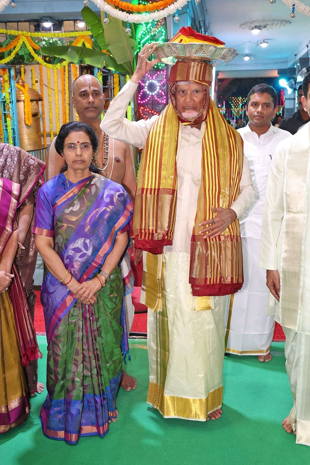 శ్రీవారికి పట్టువస్త్రాలు చంద్రబాబు నాయుడు