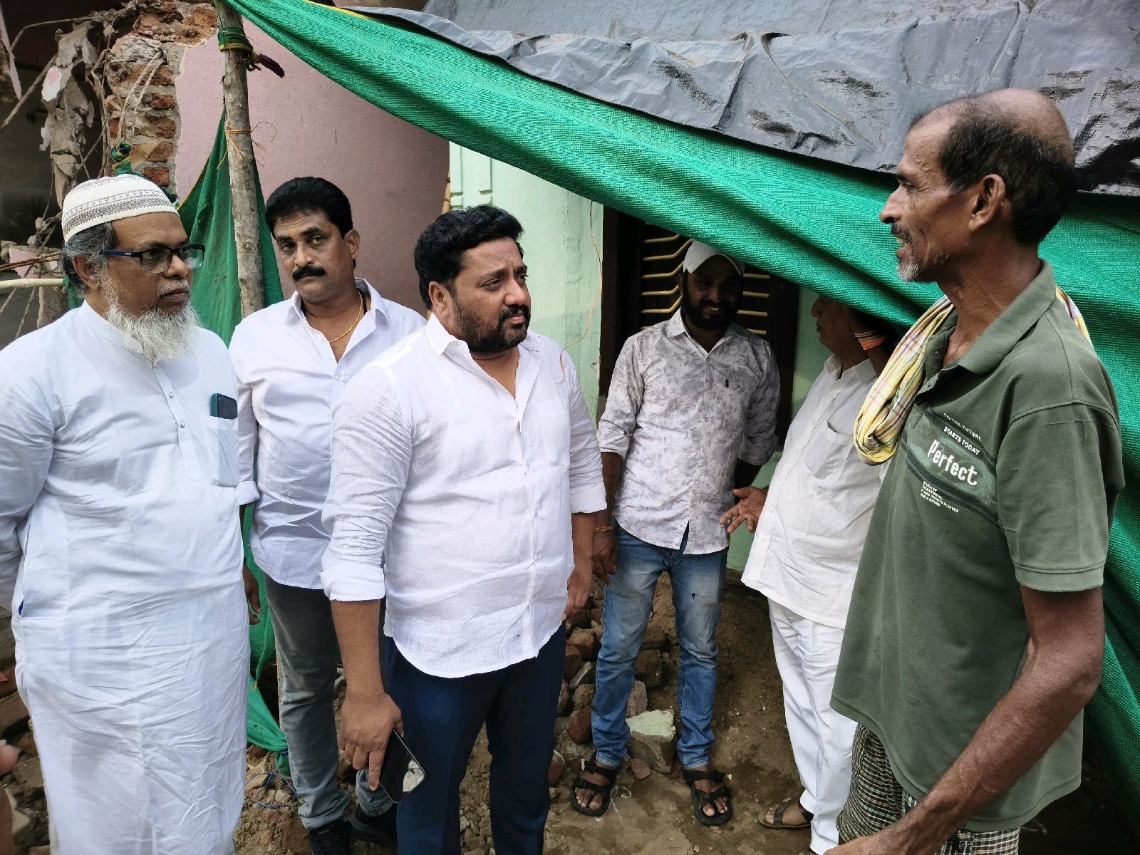 సర్పంచ్ లావణ్య కుటుంబానికి అండగా వైఎస్ఆర్ సీపీ నేతలు..!