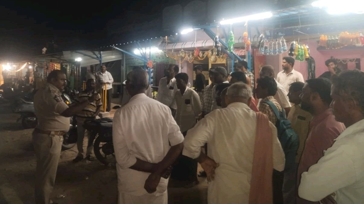 నాగులగుట్టపల్లి  గ్రామస్తులతో సమావేశమైన చక్రాయపేట SI