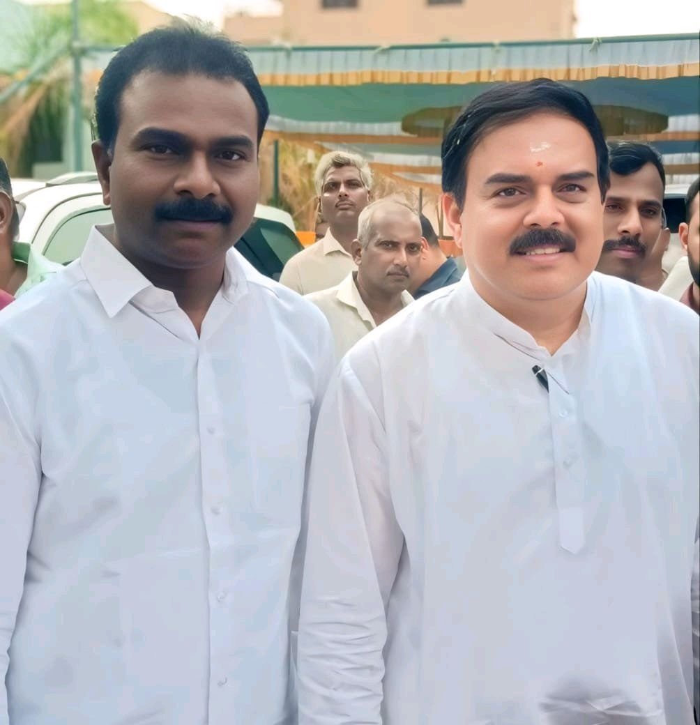 జనసేన పార్టీ PAC చైర్మన్ తో అక్కల. గాంధీ