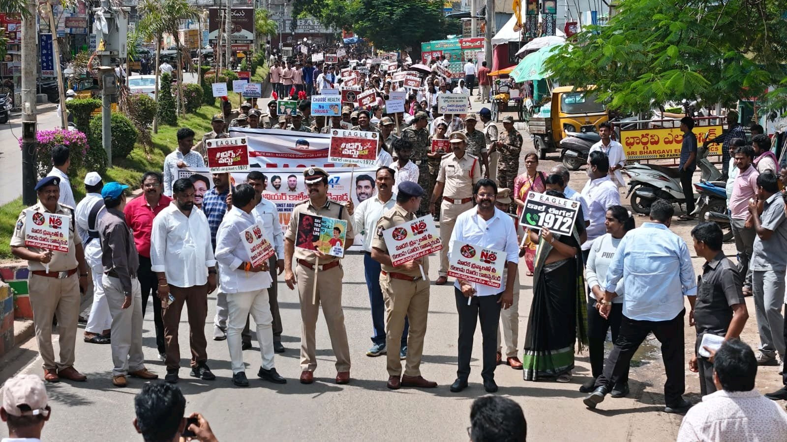 డ్రగ్స్ వ్యతిరేక ర్యాలీ.పాల్గొన్న 4 వేల విద్యార్థులు