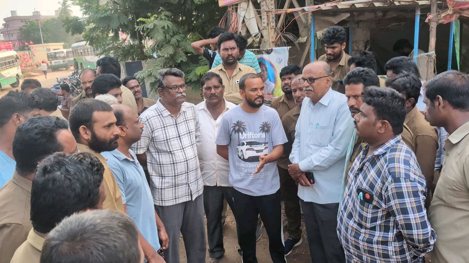 గుడివాడ-విజయవాడ హైర్ బస్సు డ్రైవర్ పై దాడి?43 బస్సులు?