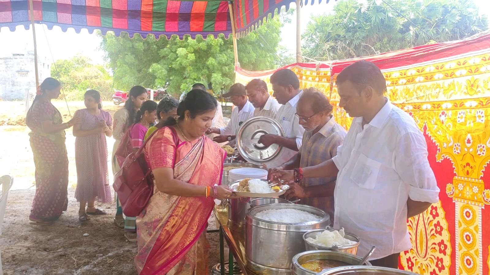 గోవిందరాజుపురంలో విద్యార్థులకు స్టేషనరీ పంపిణీ