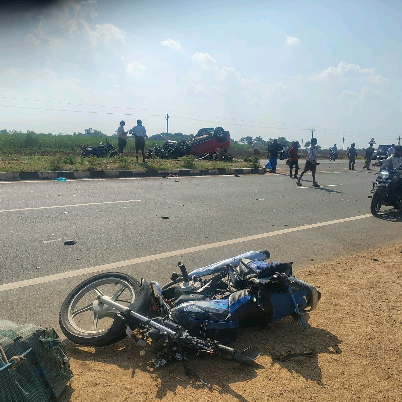 తాడపత్రి-ముద్దనూరు హైవేలో రోడ్డు ప్రమాదం