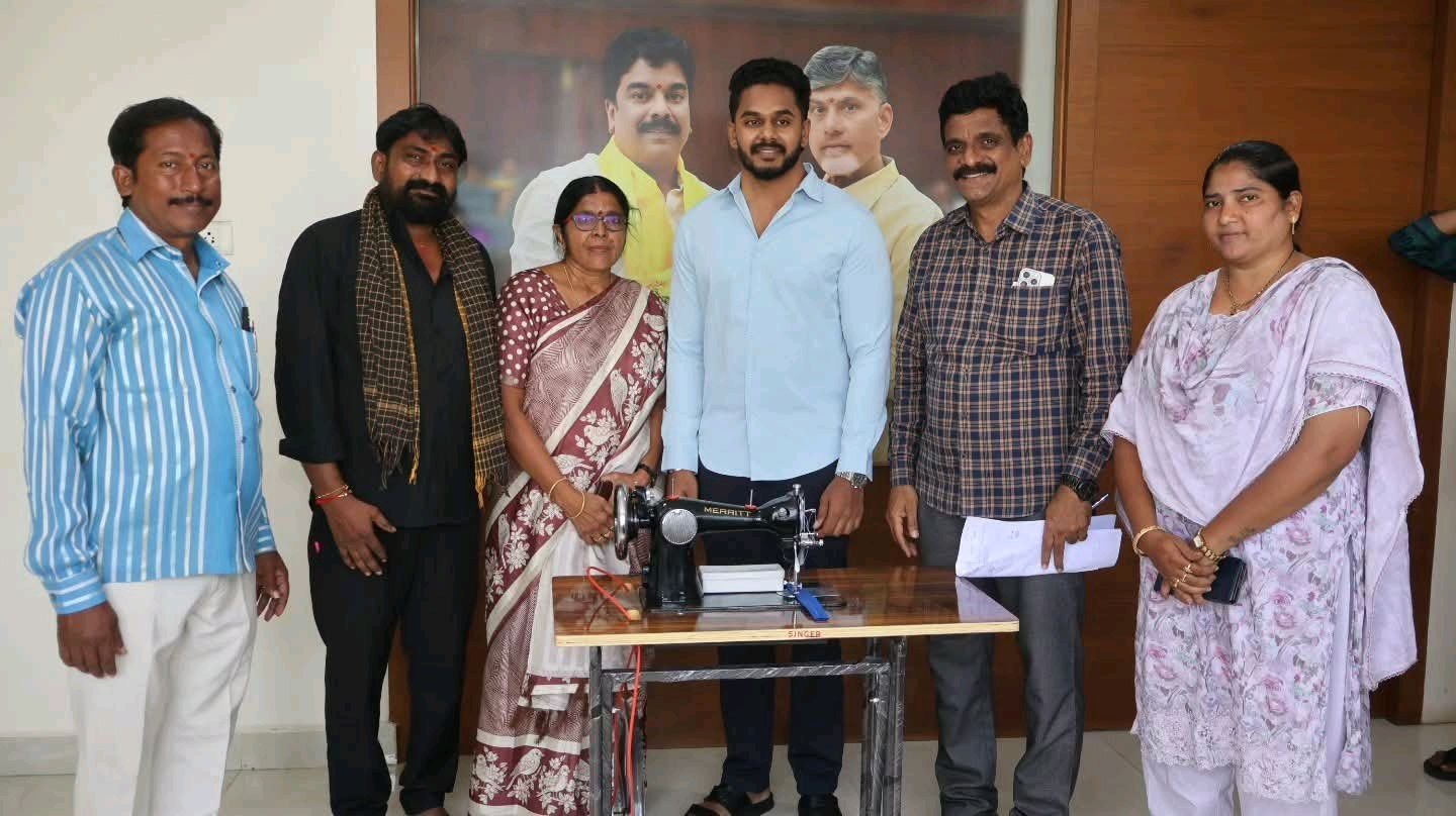 స్వయం ఉపాధికి చేయూత.. పేద మహిళకు కుట్టుమిషన్