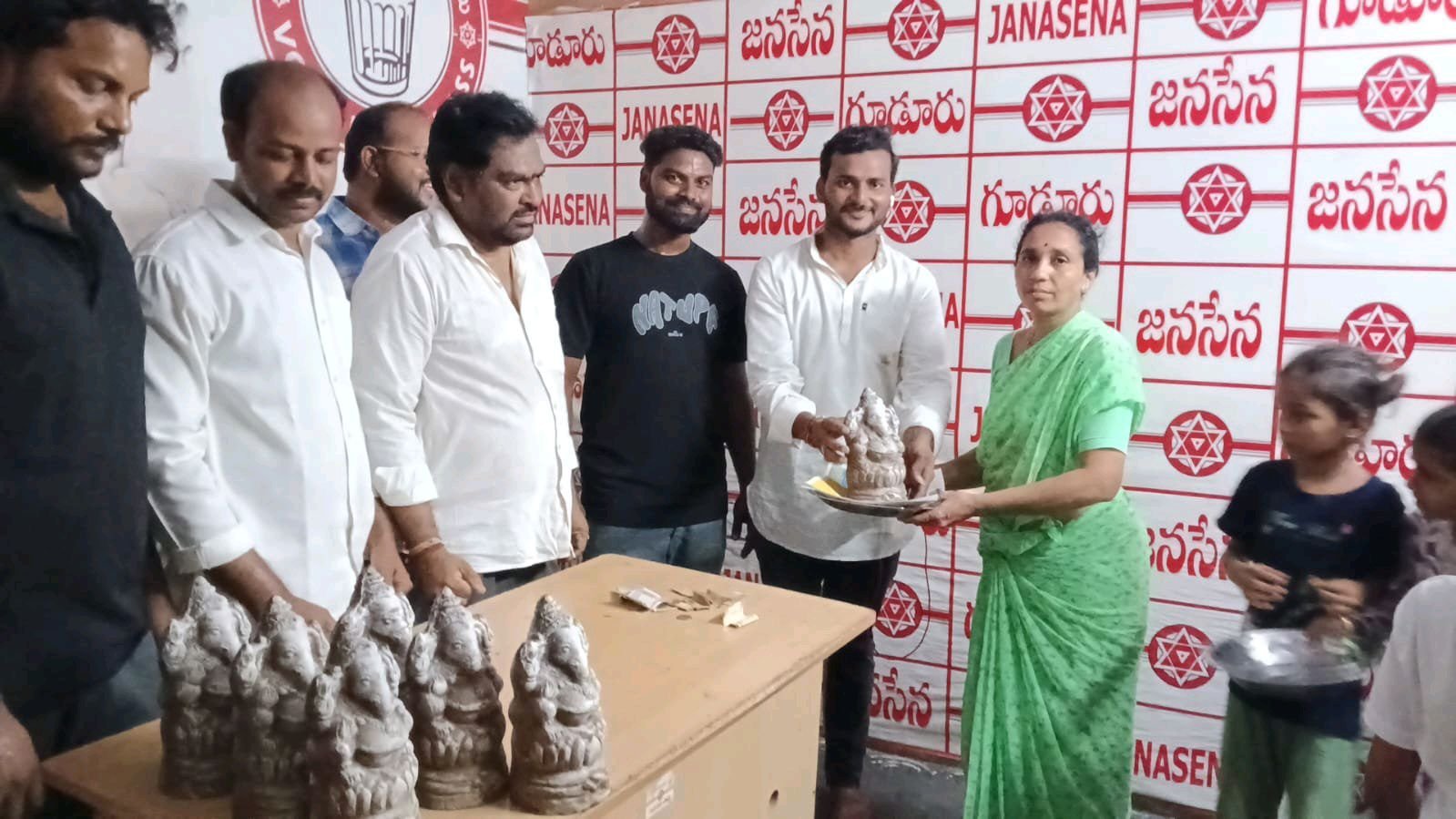 తీగల చంద్రశేఖర్ మట్టివినాయకుని ప్రతిమలు పంపిణీ