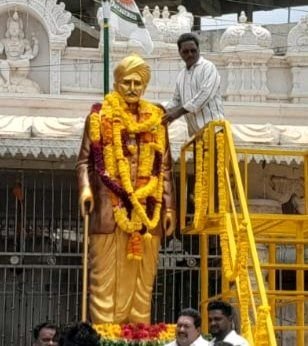 దొమ్మేటి వెంకటరెడ్డి కాంశ్య విగ్రహం