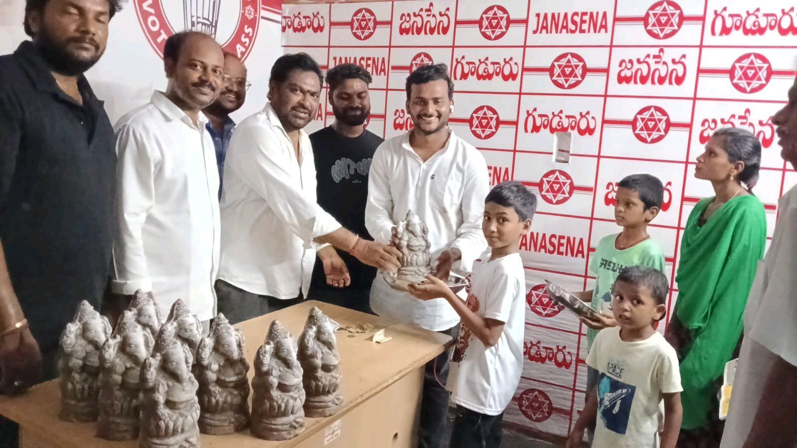 తీగల చంద్రశేఖర్ మట్టివినాయకుని ప్రతిమలు పంపిణీ