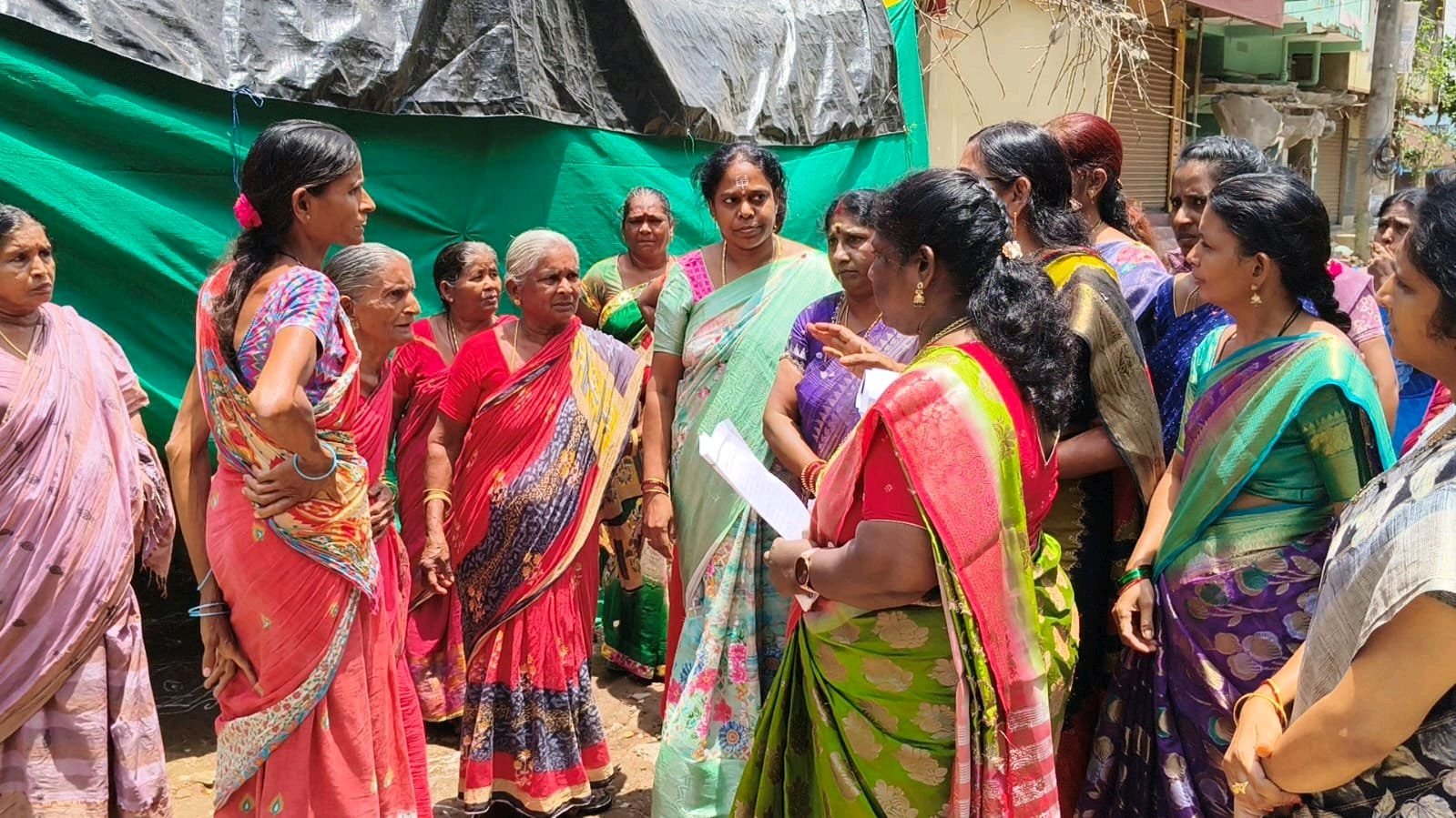 సర్పంచ్ లావణ్య కుటుంబానికి అండగా మహిళా నేతలు..!