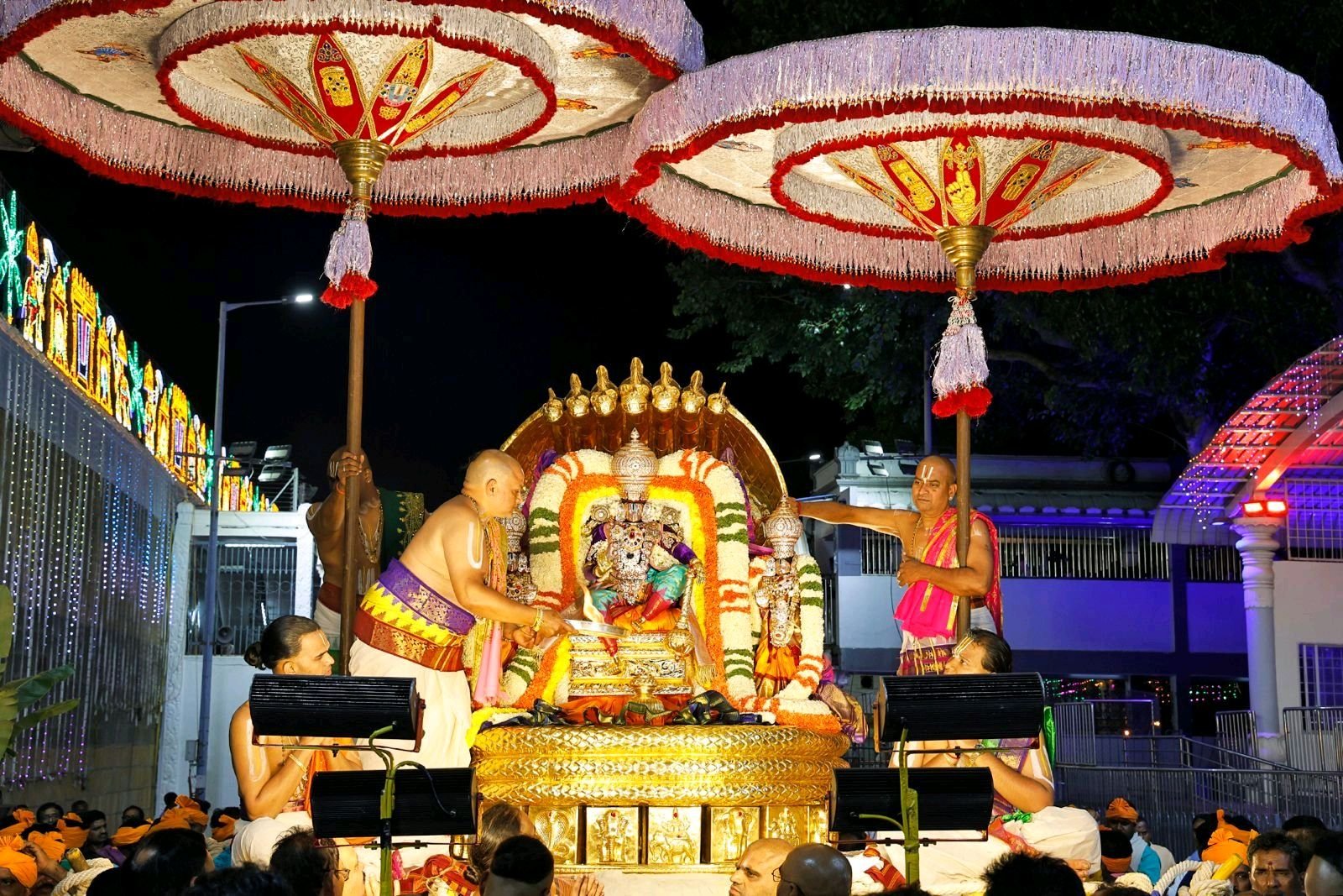 పెద్దశేష వాహనంసేవలో విహరించిన శ్రీనివాసుడు