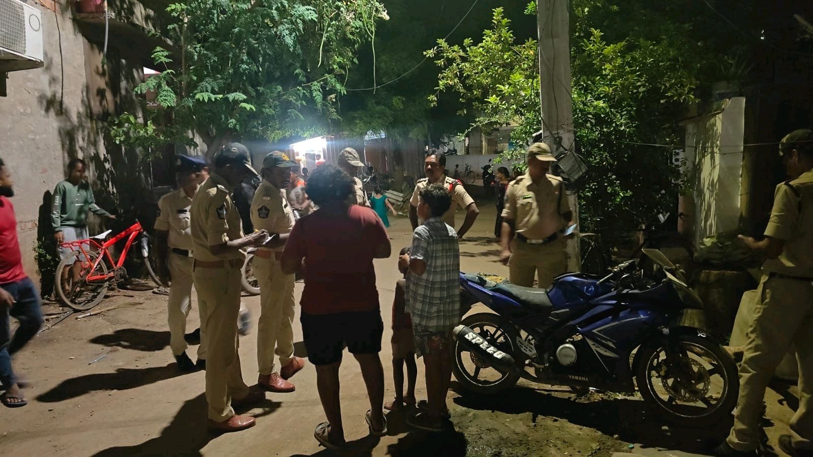 గుడ్‌మెన్‌పేటలో గుడివాడ 2 టౌన్ పోలీసుల ఫుట్ పెట్రోలింగ్