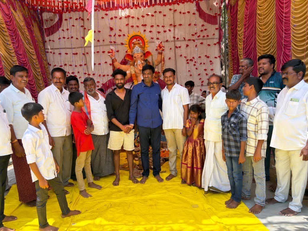 విఘ్నేశ్వరుని పూజలో డీకే బాబు