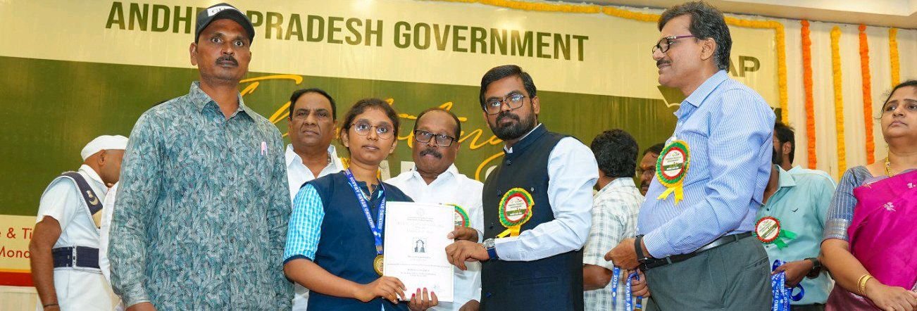 కలెక్టర్ చేతుల మీదుగా షైనింగ్ స్టార్ అవార్డ్స్ ప్రధానం