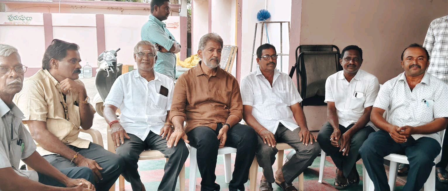 నూతన వధూవరులను ఆశీర్వదించిన డా. వల్లభనేని వంశీ