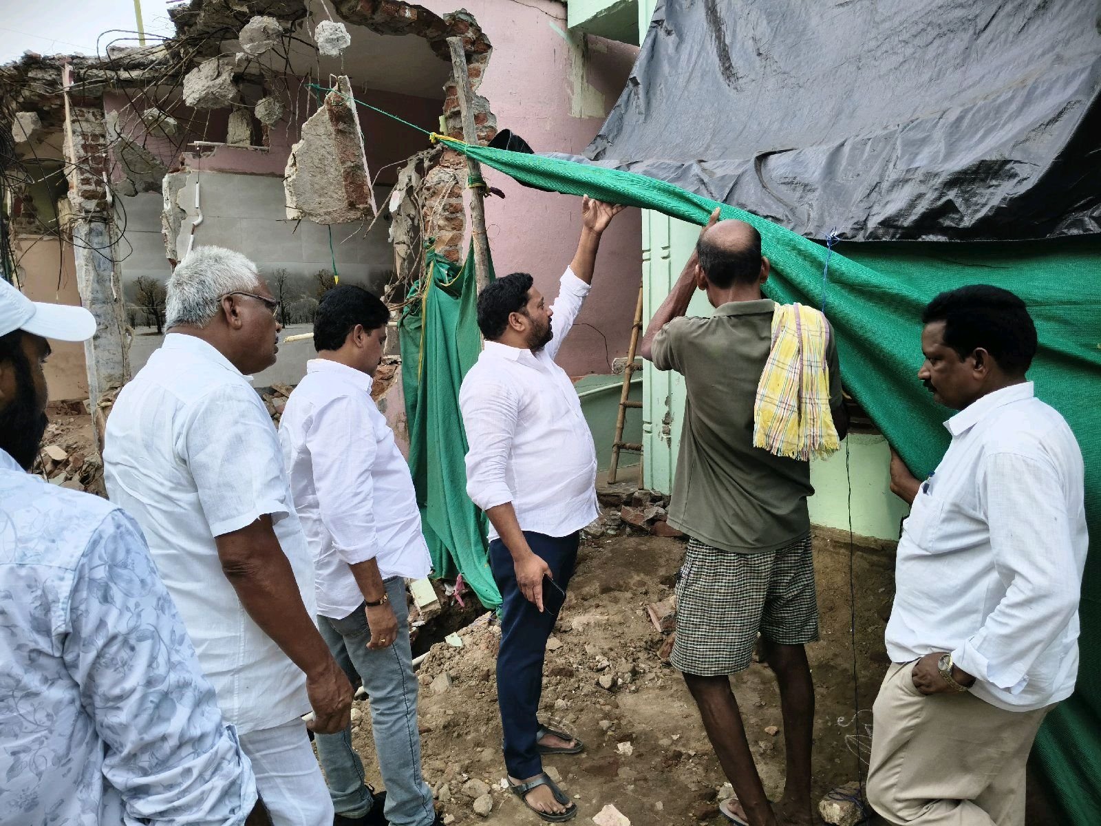 సర్పంచ్ లావణ్య కుటుంబానికి అండగా వైఎస్ఆర్ సీపీ నేతలు..!
