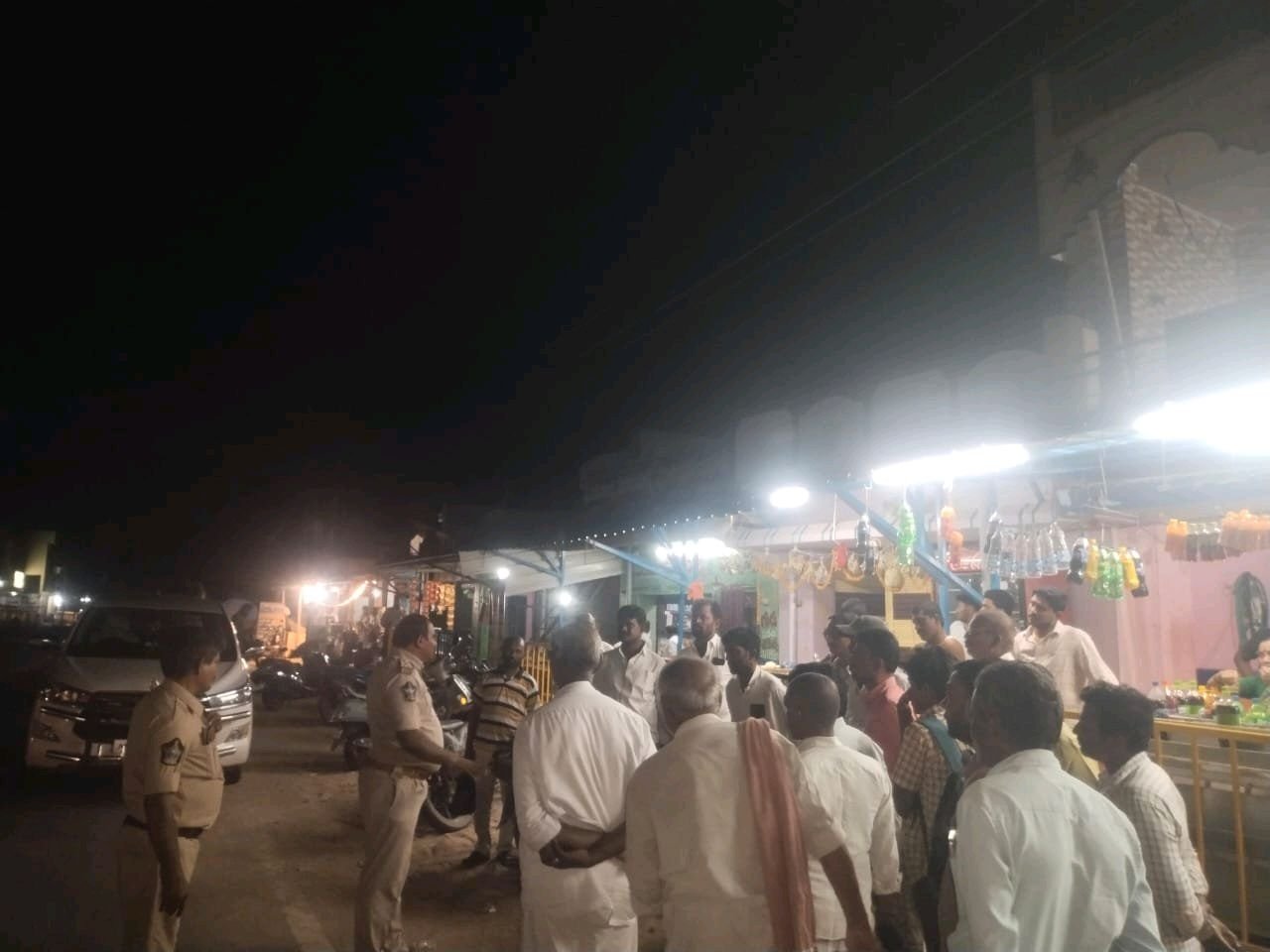 నాగులగుట్టపల్లి  గ్రామస్తులతో సమావేశమైన చక్రాయపేట SI