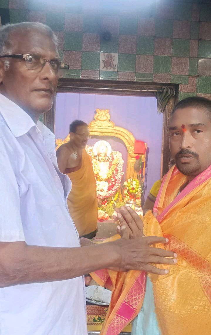 భక్తి, శ్రద్దలతో అమ్మవారికి ఆషాడం సారె పెట్టిన భక్తులు..