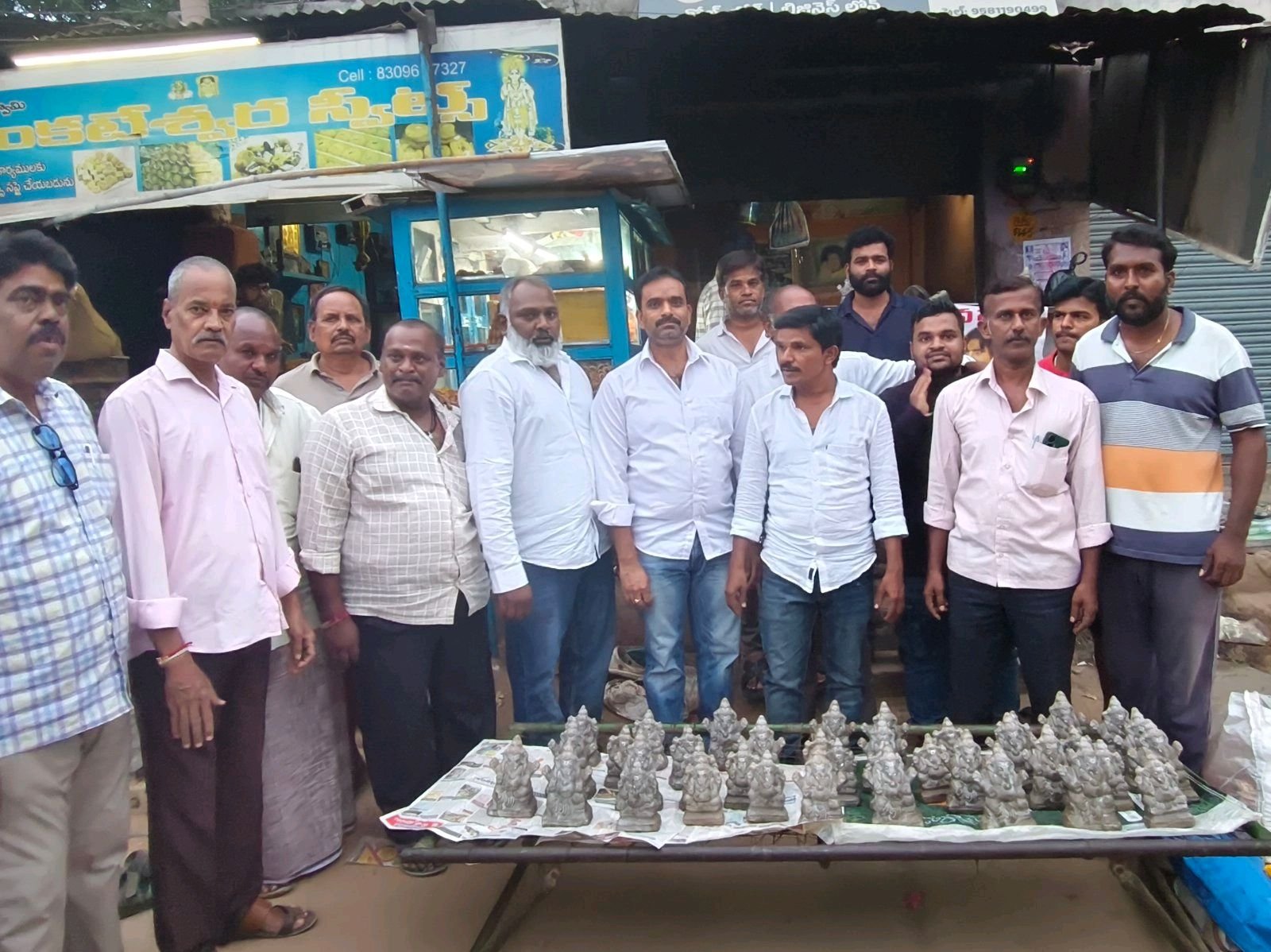 కొత్తచెరువు జనసేన పార్టీ వారు  మట్టి వినాయకుల  పంపిణీ