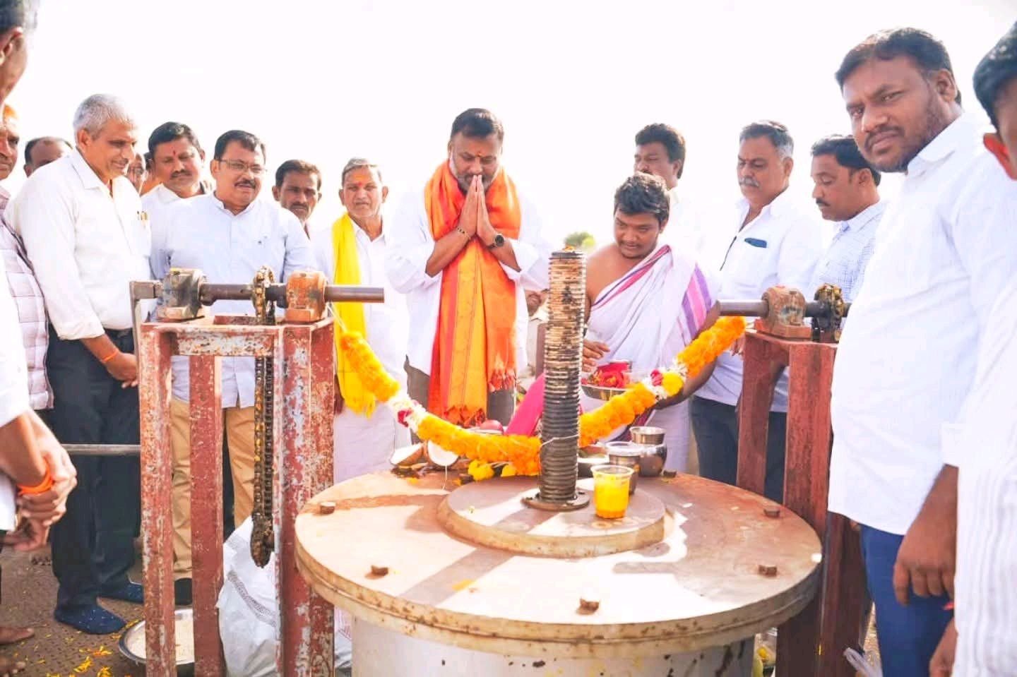 వెలిగల్లు కాలువకు నీరువదిలిన మంత్రి మండిపల్లి