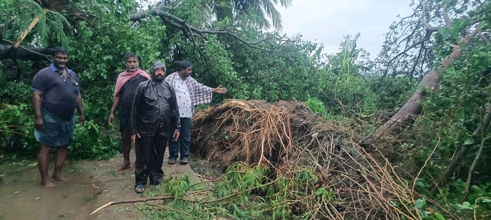 తుపాన్ సహాయక సేవలో AMC డైరెక్టర్ వక్కలగడ్డ కరుణా కుమార్