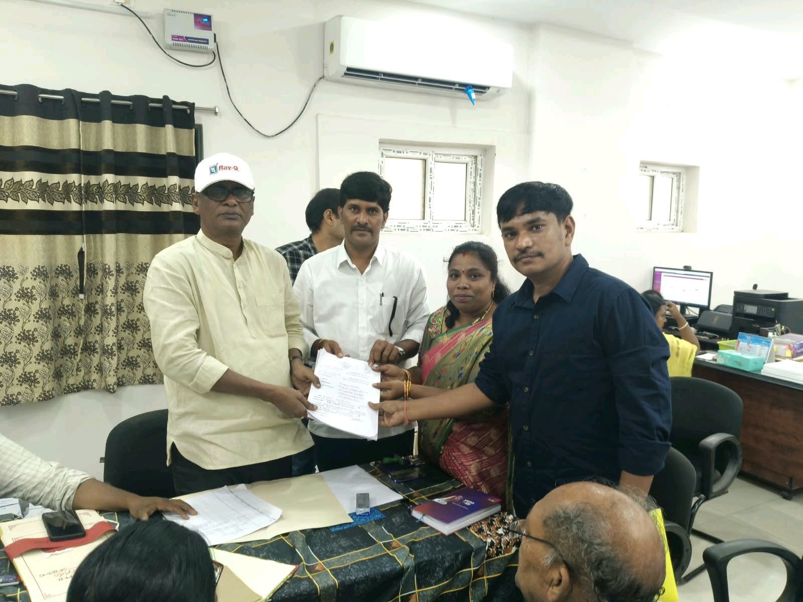 జడ్పీటీసీ అభ్యర్థిగా సింగాల శ్రీదేవి బుజ్జమ్మ నామినేషన్