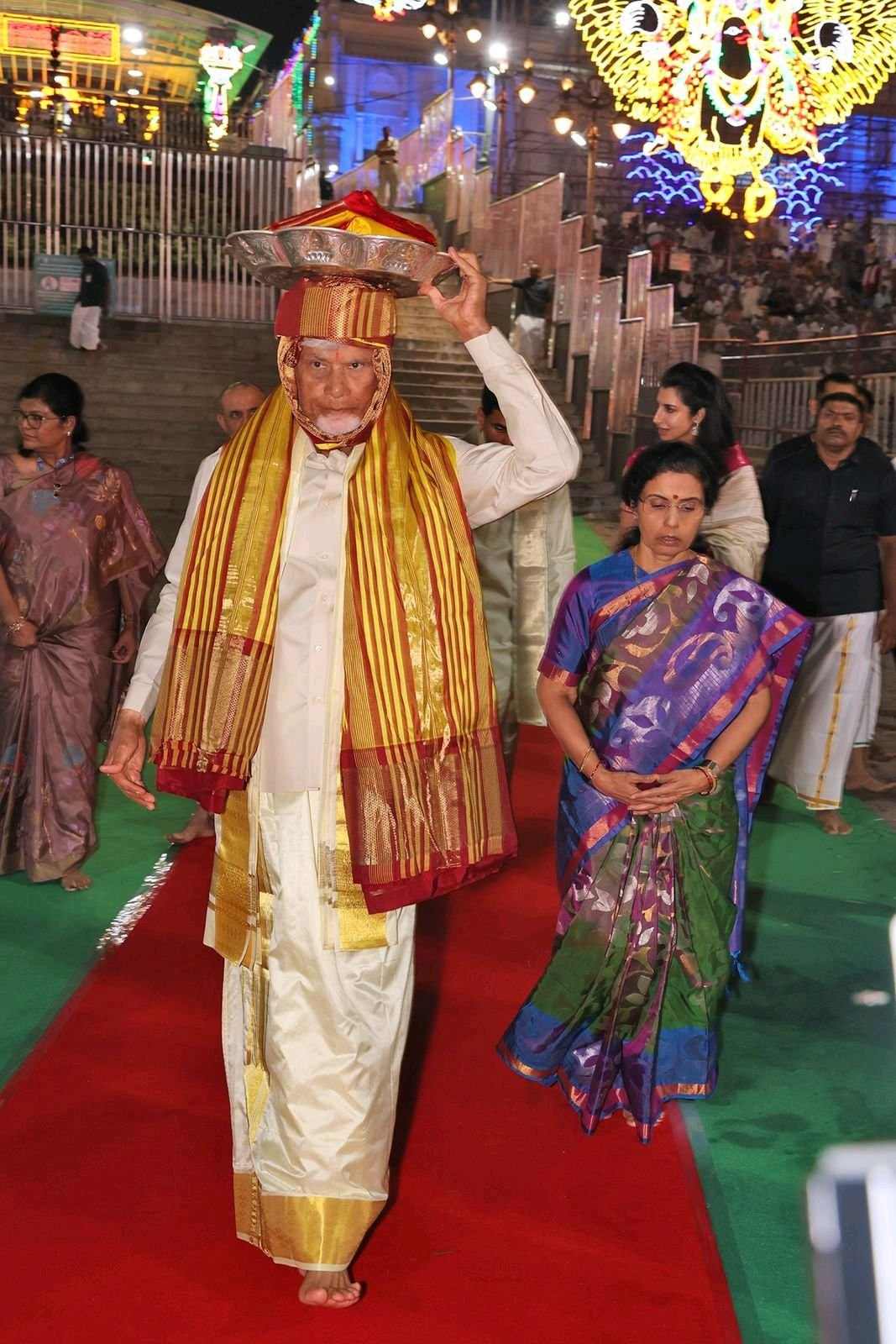 శ్రీవారికి పట్టువస్త్రాలు చంద్రబాబు నాయుడు