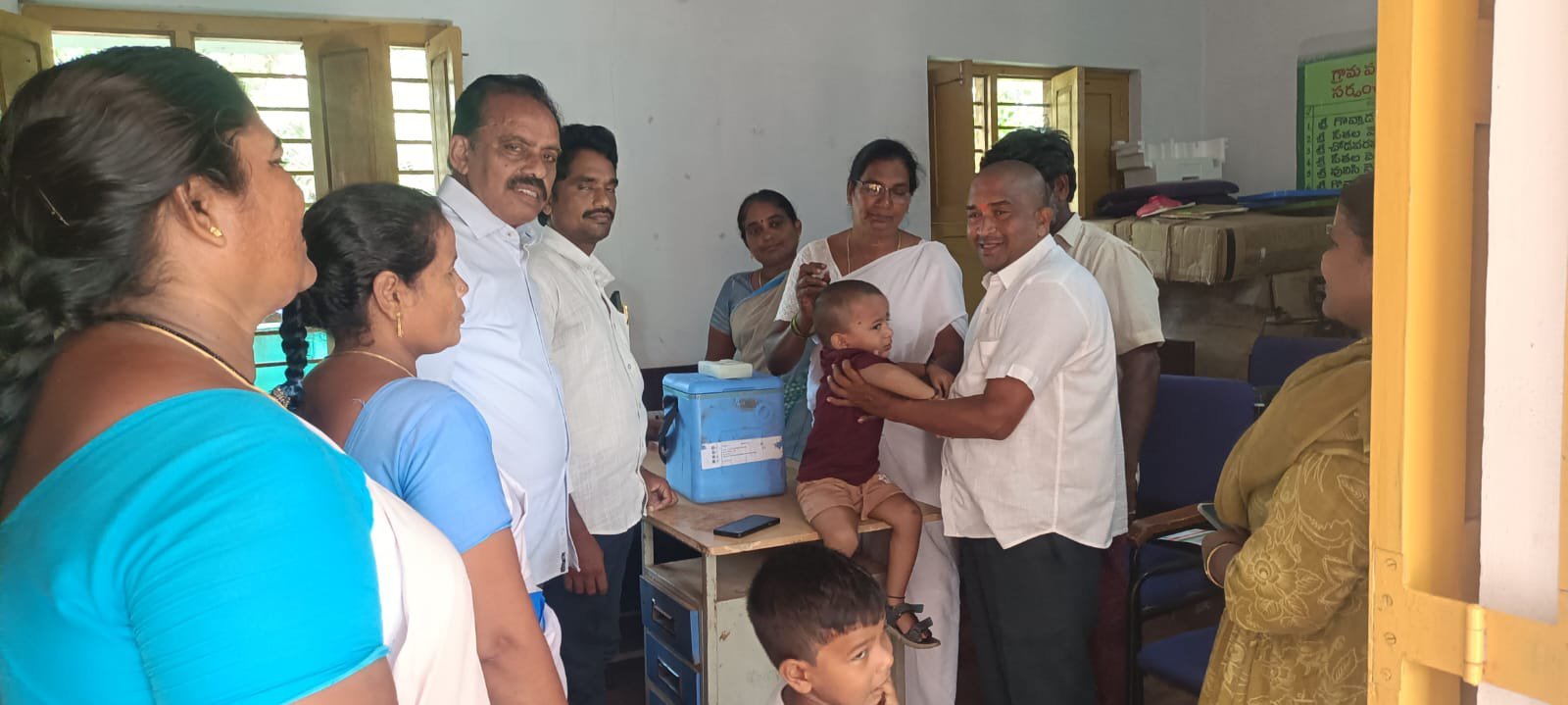 సాతులూరు లో పల్స్ పోలియో కార్యక్రమంలో కరుణా కుమార్.....