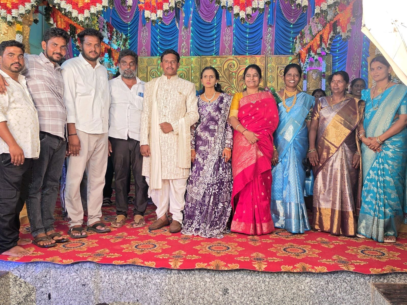 నూతన వధూవరులును ఆశీర్వదించిన మారెడ్డిలతరెడ్డి