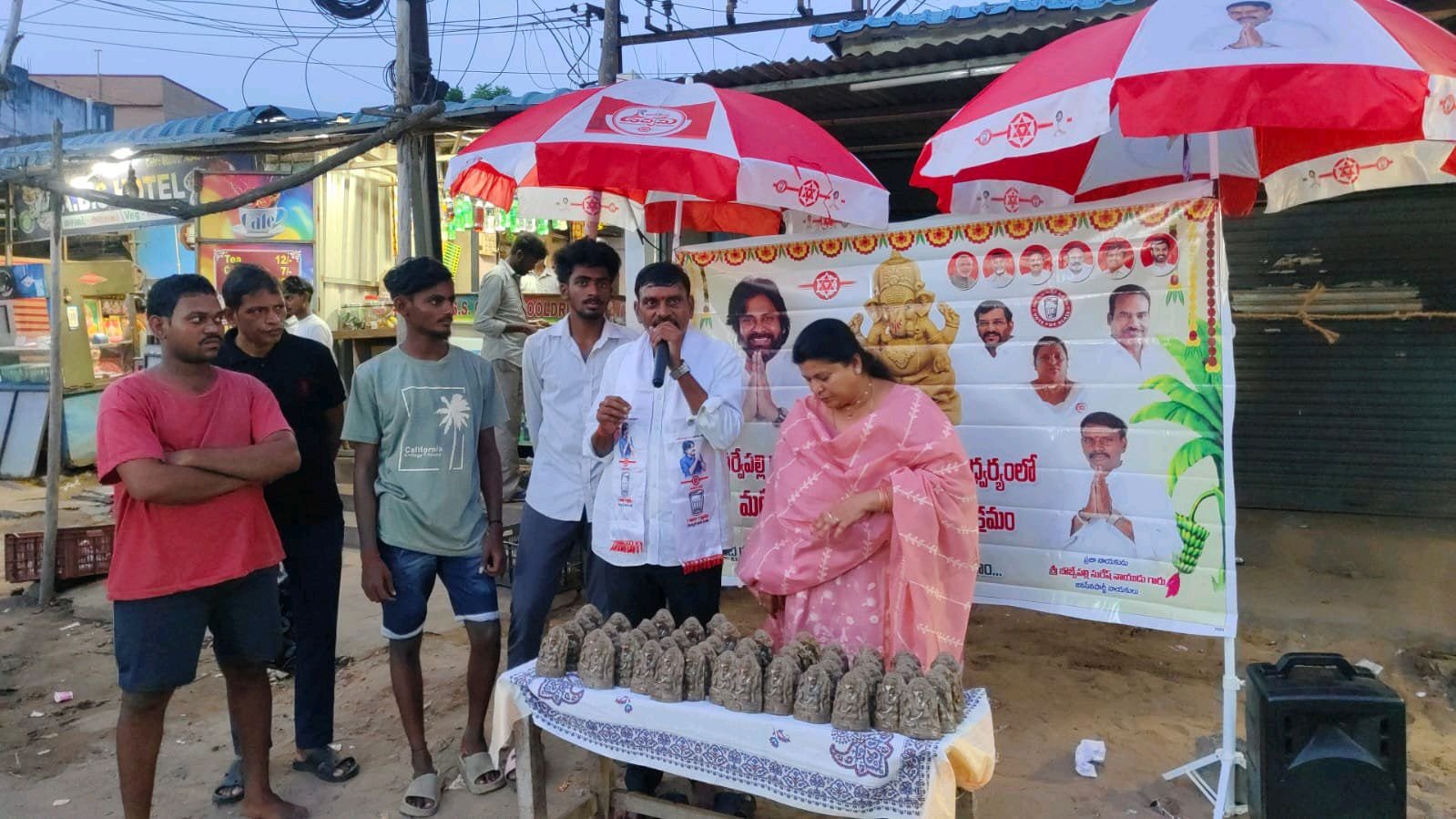 సురేష్ ఆధ్వర్యంలోమట్టి వినాయక ప్రతిమల పంపిణీ