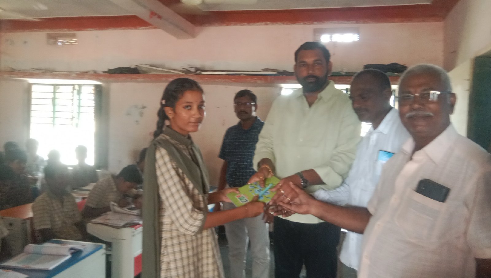 విద్యార్థులకు పుస్తకాలు పెన్నులు పంపిణి చేసిన JSP AN బాబు
