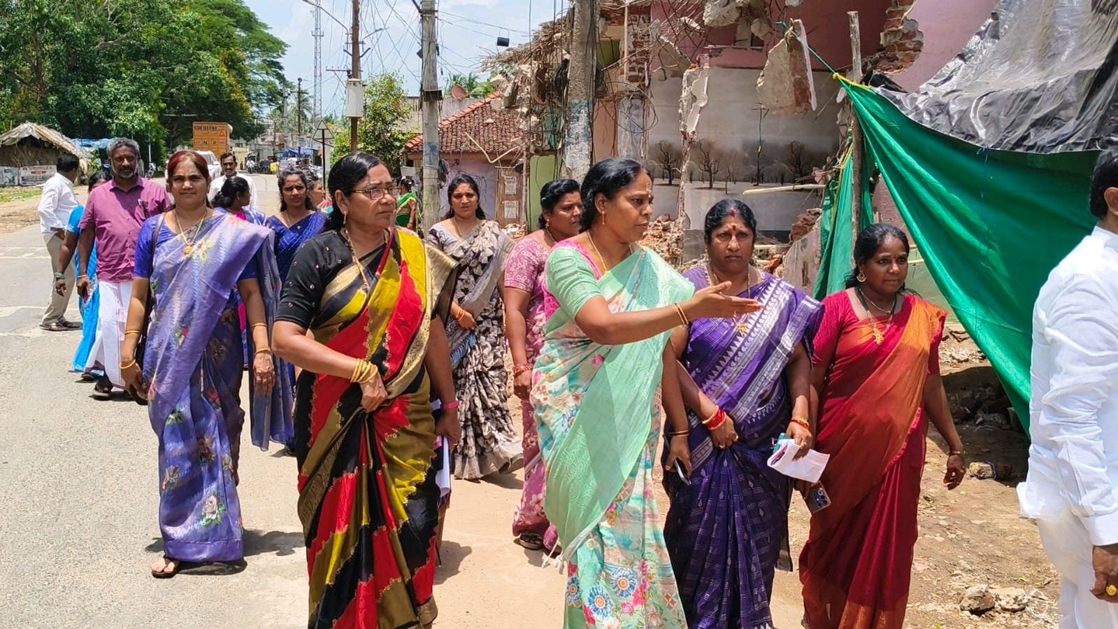సర్పంచ్ లావణ్య కుటుంబానికి అండగా మహిళా నేతలు..!