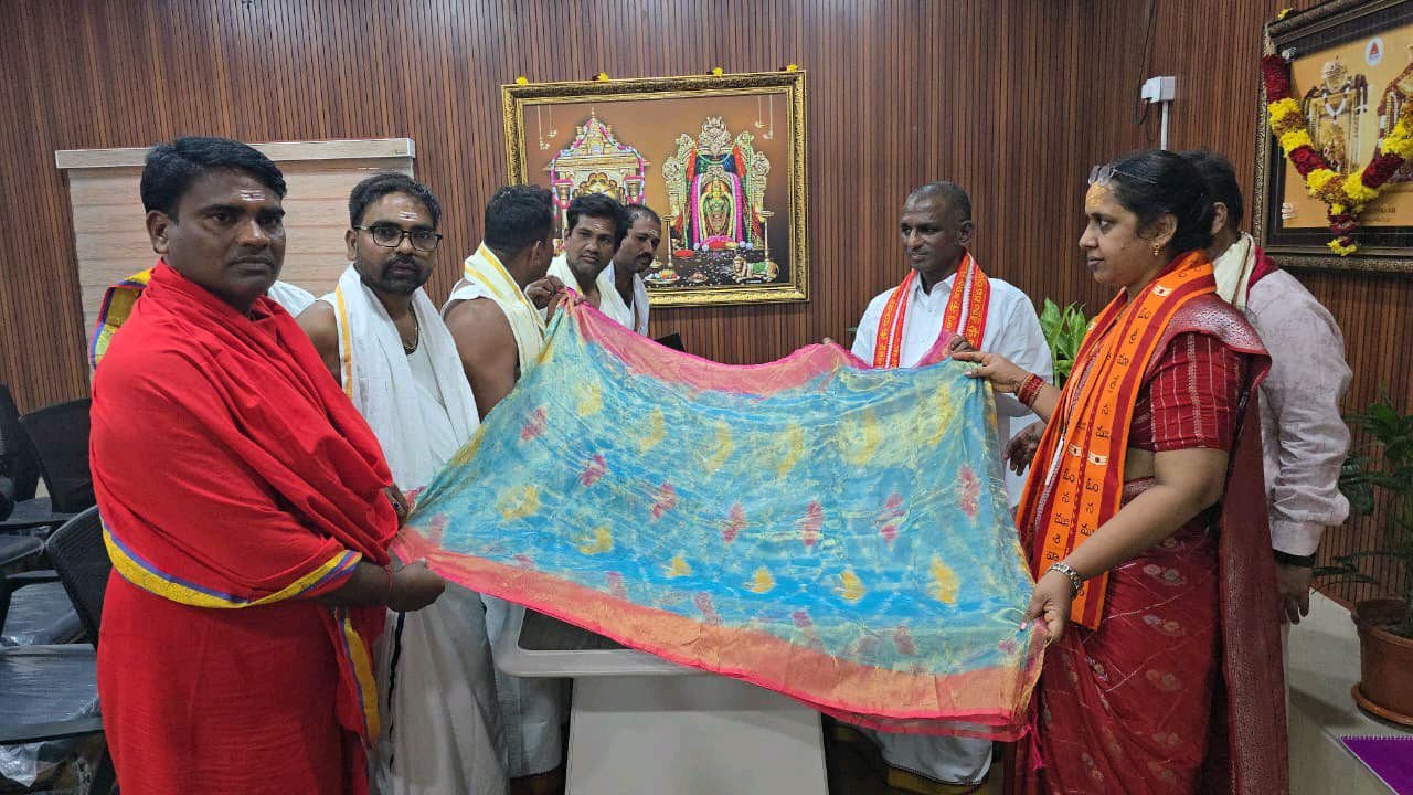 అమ్మవారికి పట్టుచీర సమర్పణ