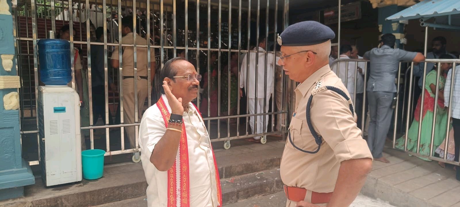 కనకదుర్గ ఆలయంలో రద్దీ దృశ్య  పర్యవేక్షస్తున్న చైర్మన్