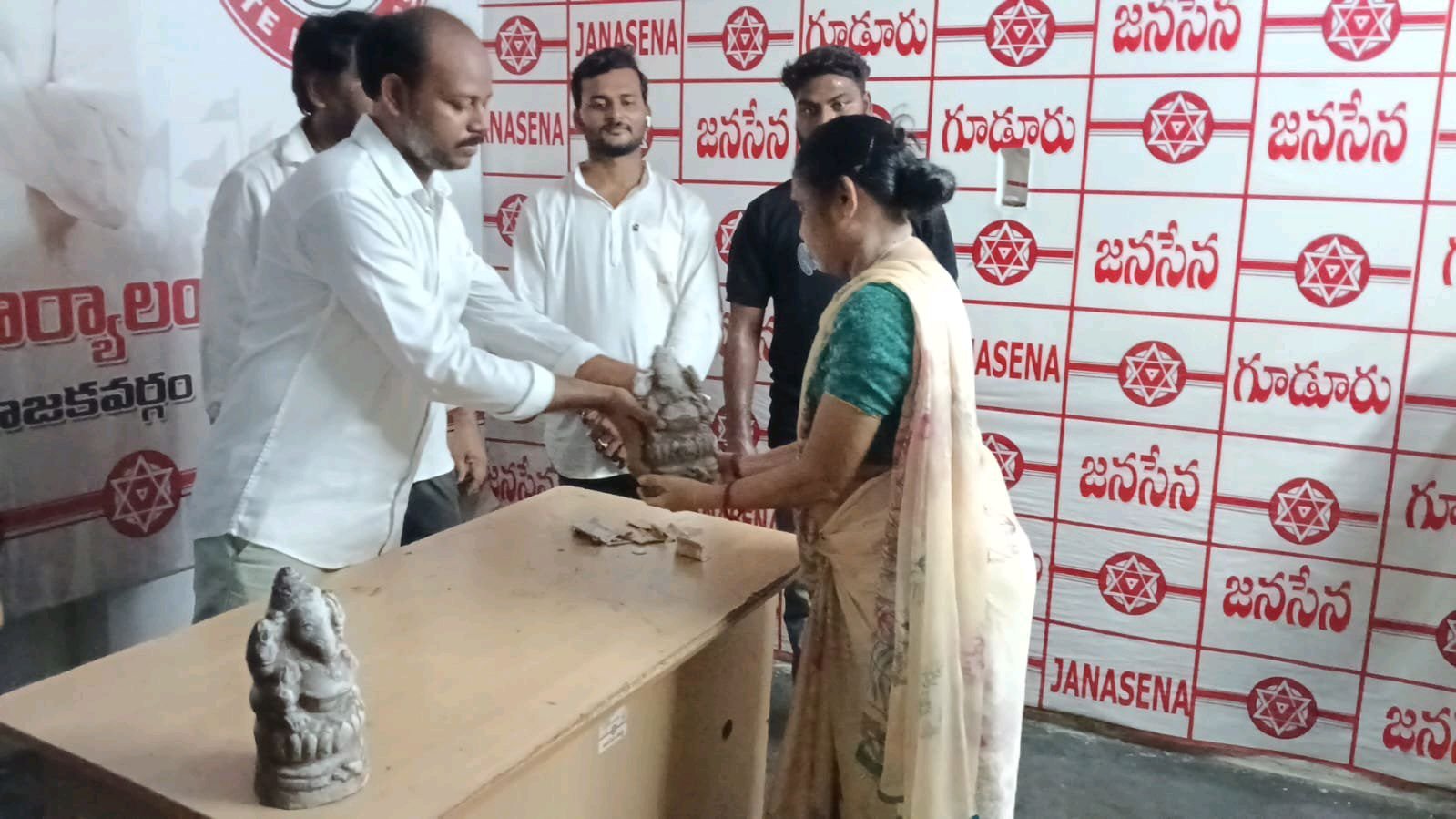 తీగల చంద్రశేఖర్ మట్టివినాయకుని ప్రతిమలు పంపిణీ
