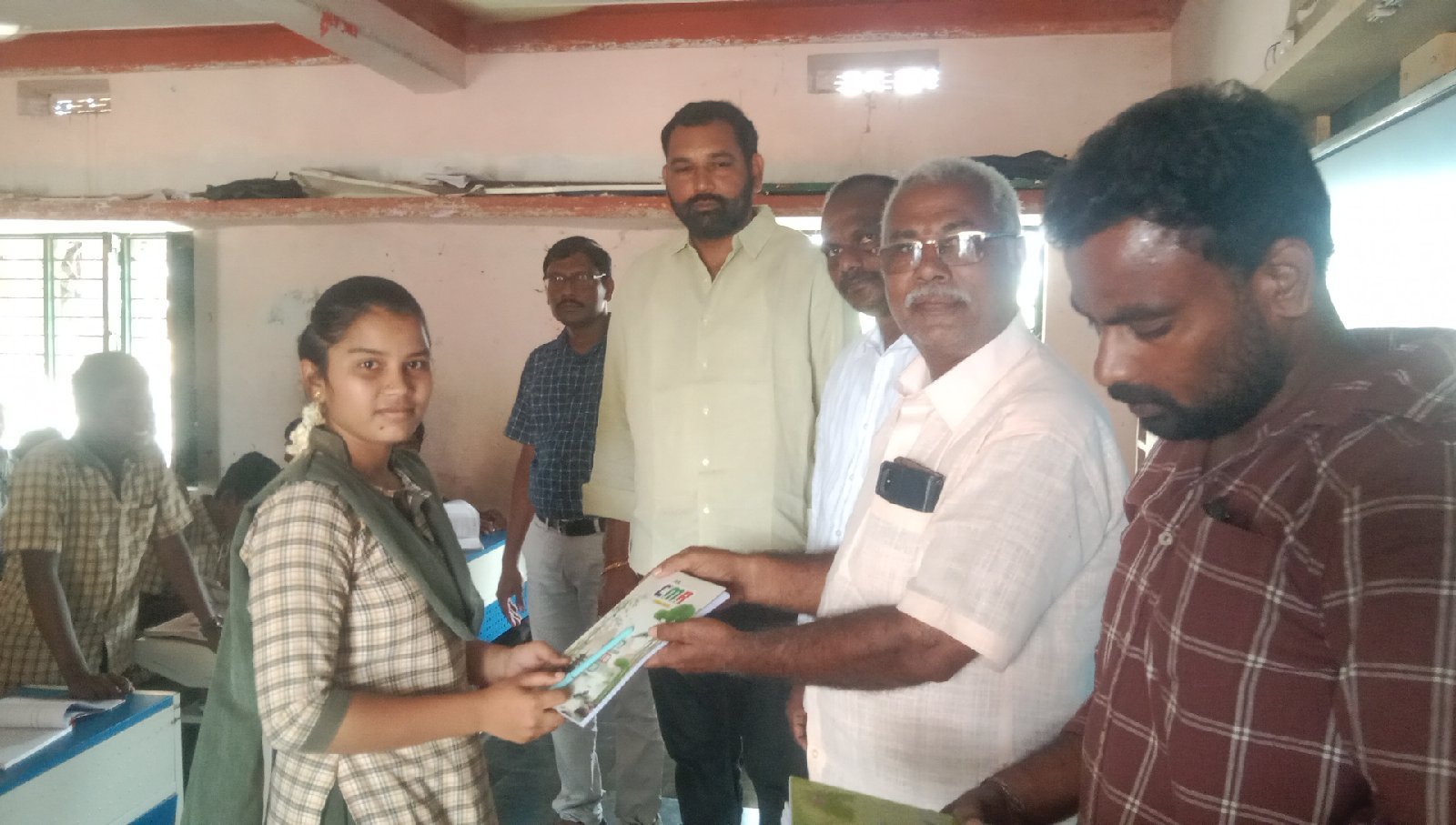 విద్యార్థులకు పుస్తకాలు పెన్నులు పంపిణి చేసిన JSP AN బాబు
