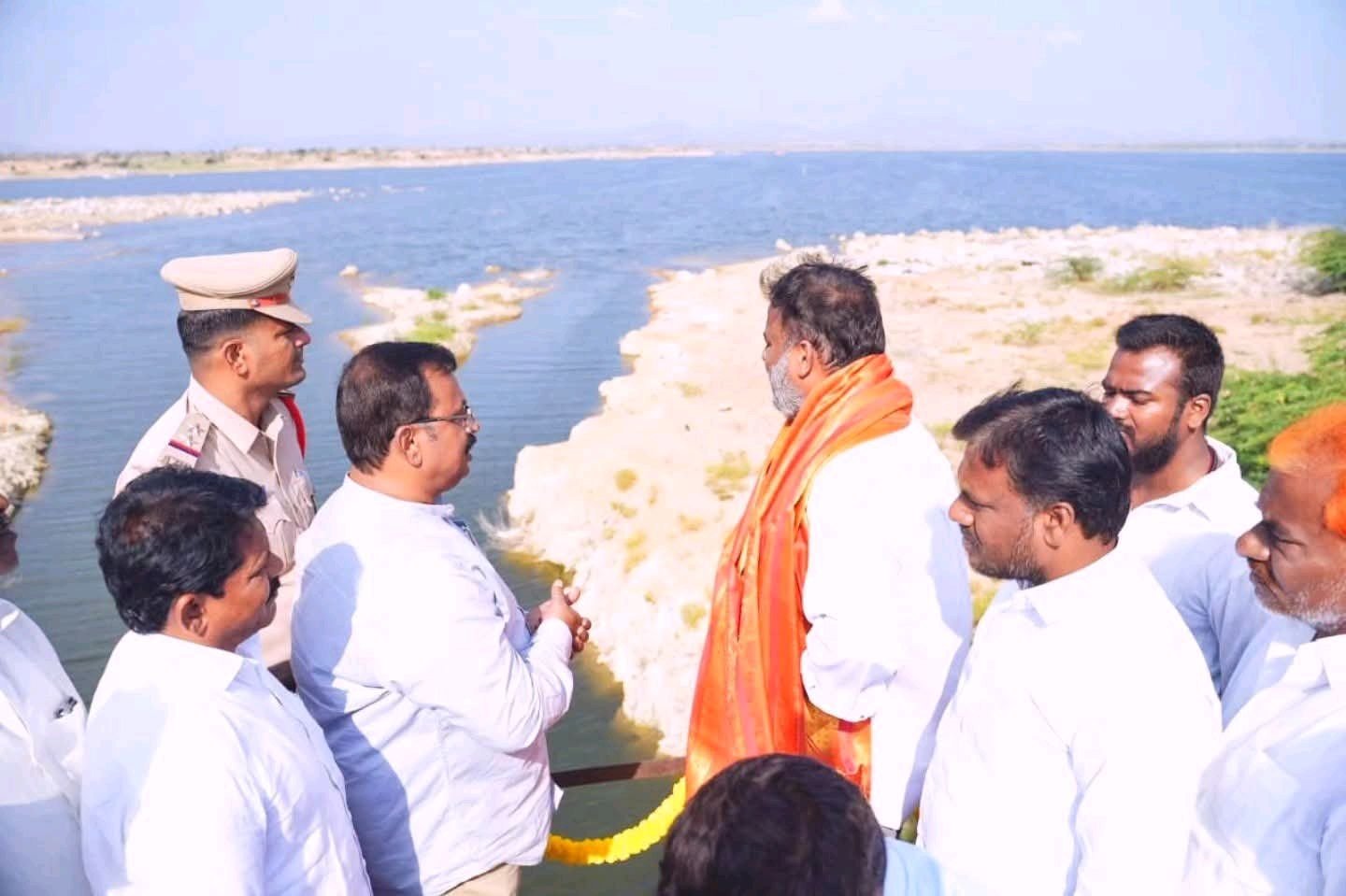 వెలిగల్లు కాలువకు నీరువదిలిన మంత్రి మండిపల్లి